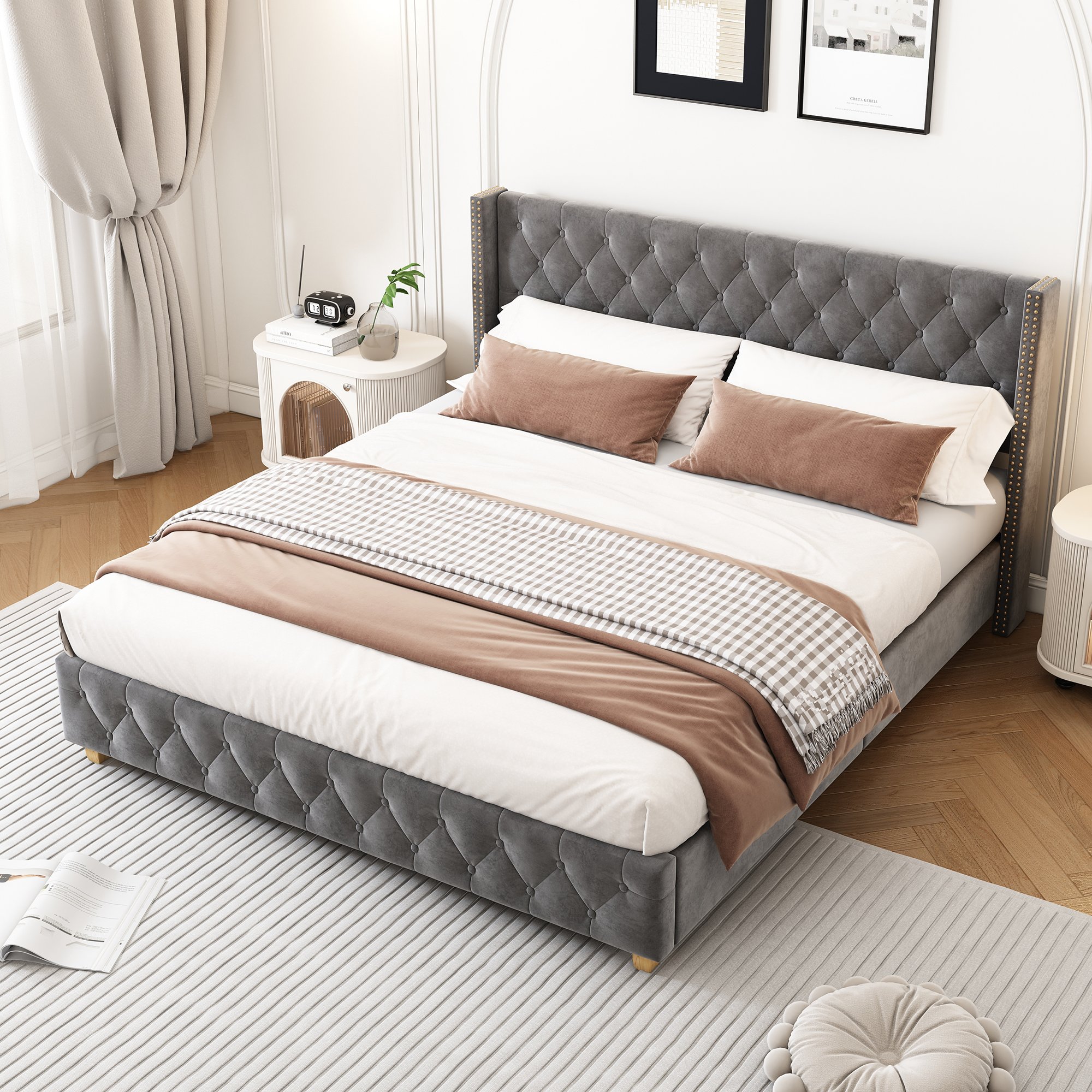 Lit capitonné 160x200 style chic en velours gris anthracite, détails cloutés sur les côtés, confort optimal adulte
