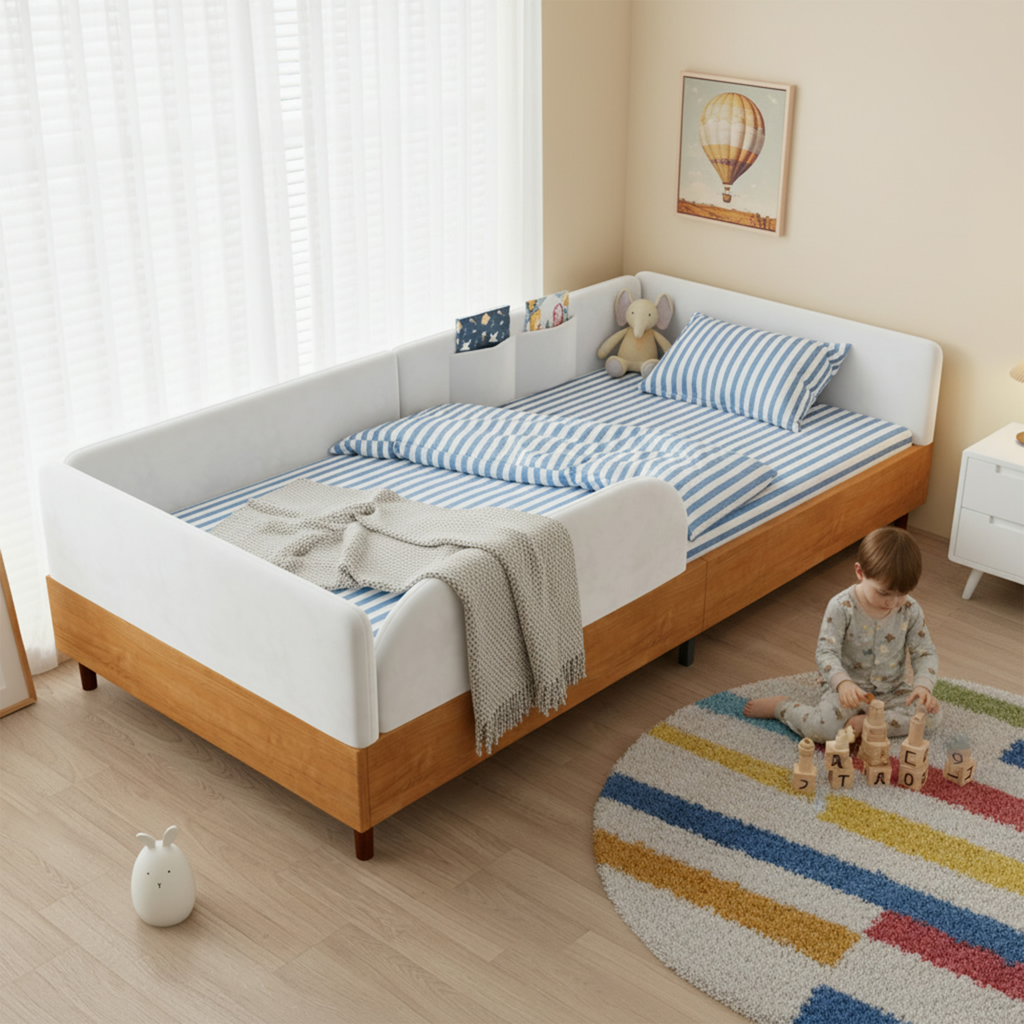Lit capitonné 90x200 avec 2 poches de rangement et bordure de protection pour enfant
