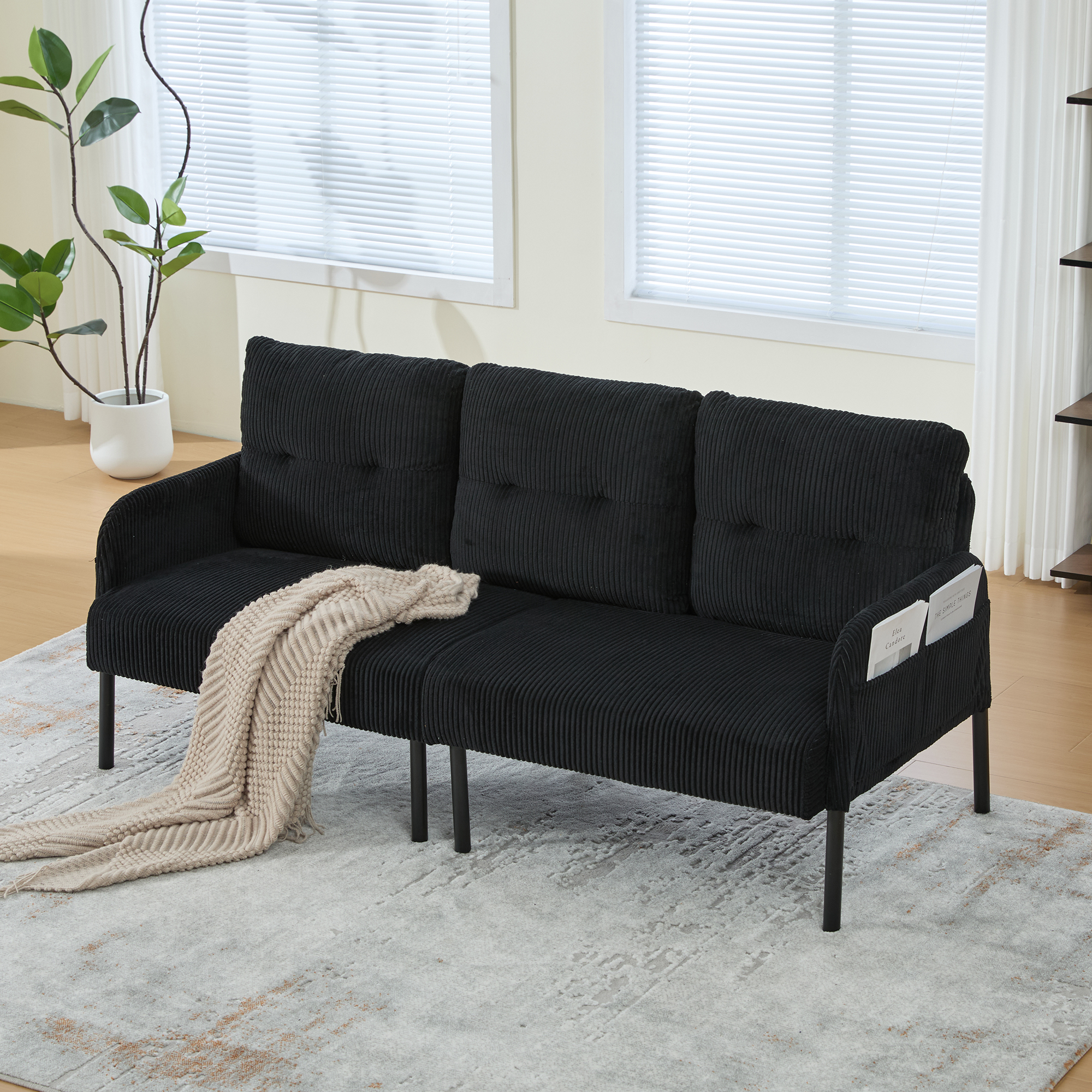 Canapé 3 places en velours côtelé noir avec dossier ergonomique et poches latérales pratiques