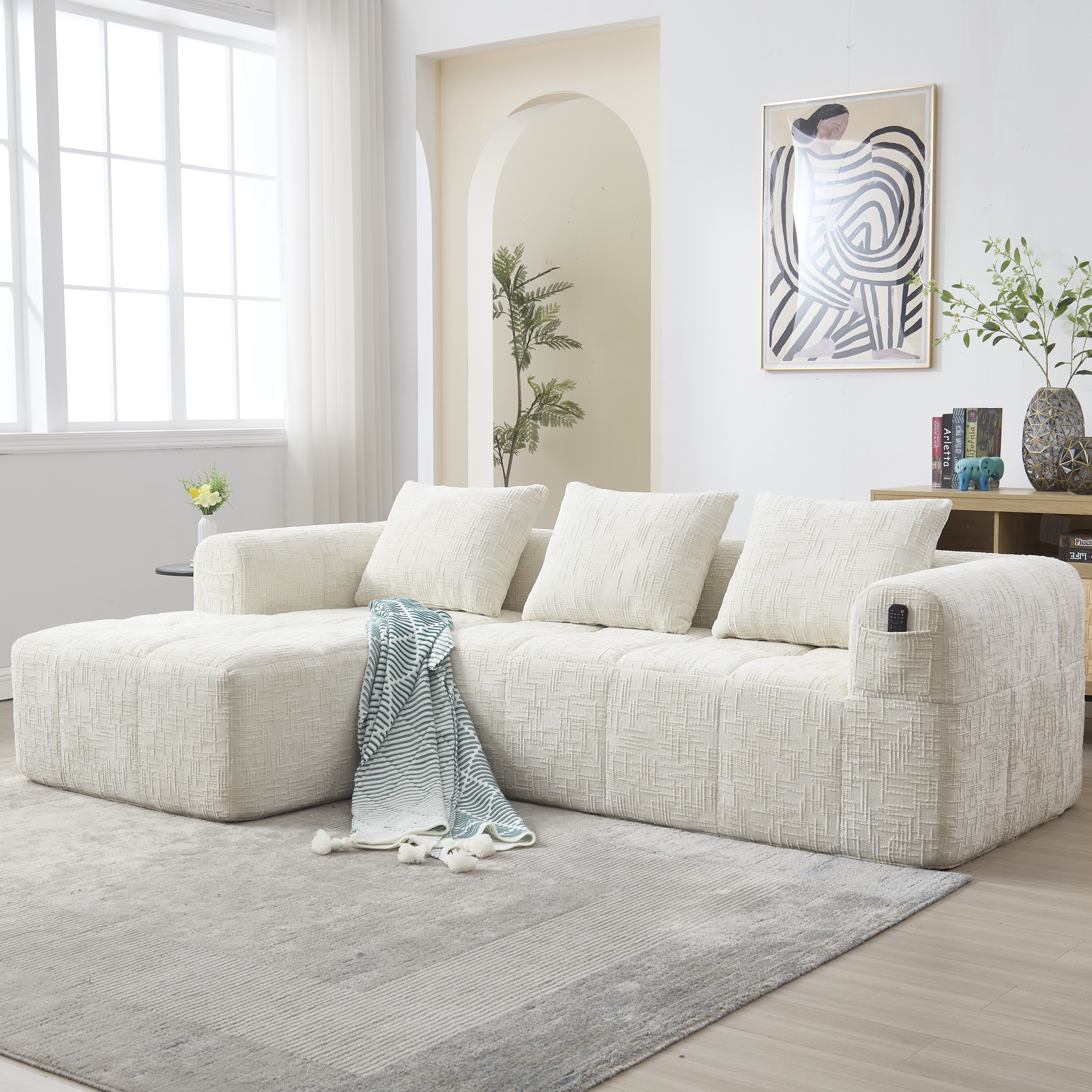 Canapé d'angle L 3 places en chenille beige avec méridienne, accoudoirs et 3 coussins inclus