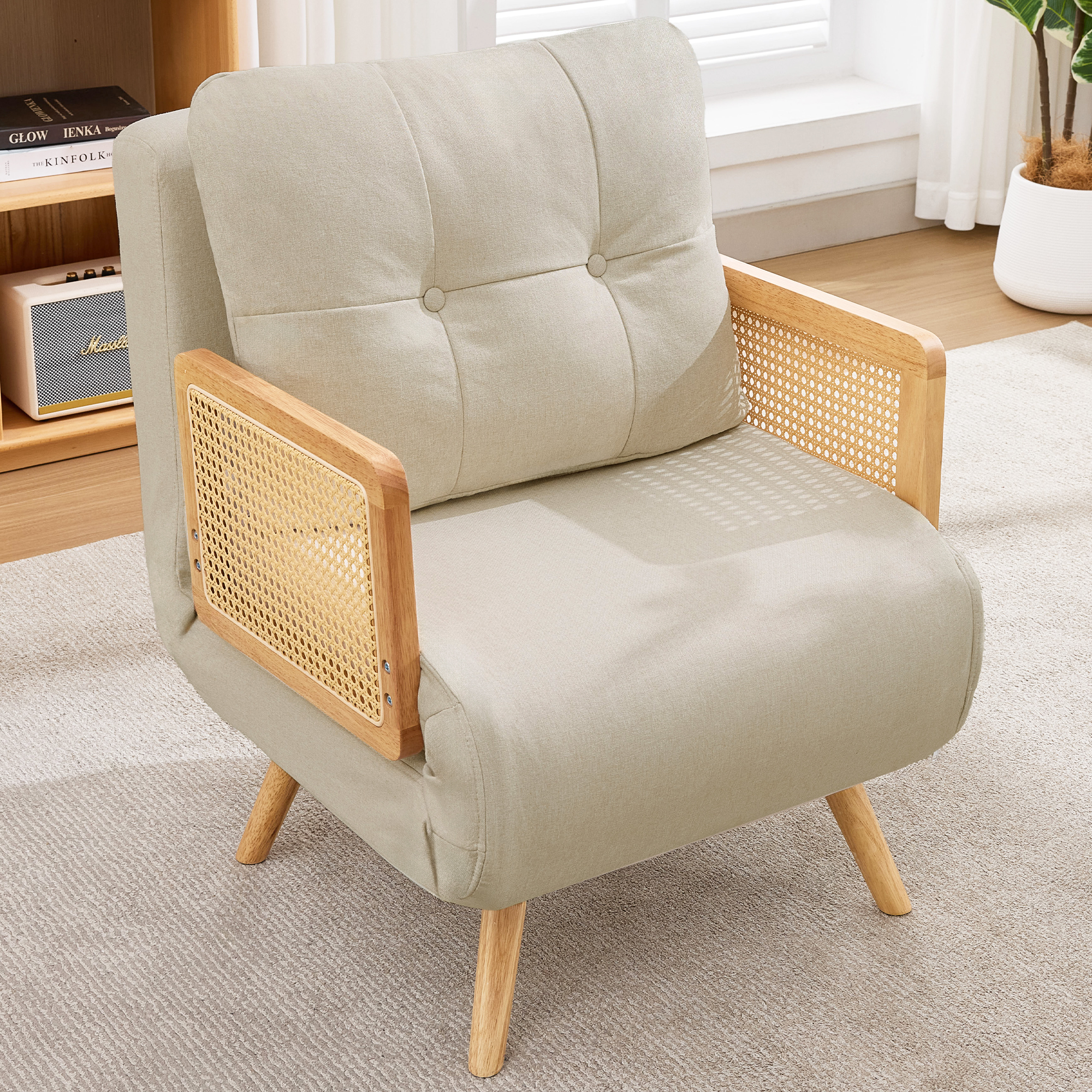 Fauteuil convertible en tissu aspect lin beige avec accoudoirs en rotin, pieds en bois massif et dossier réglable