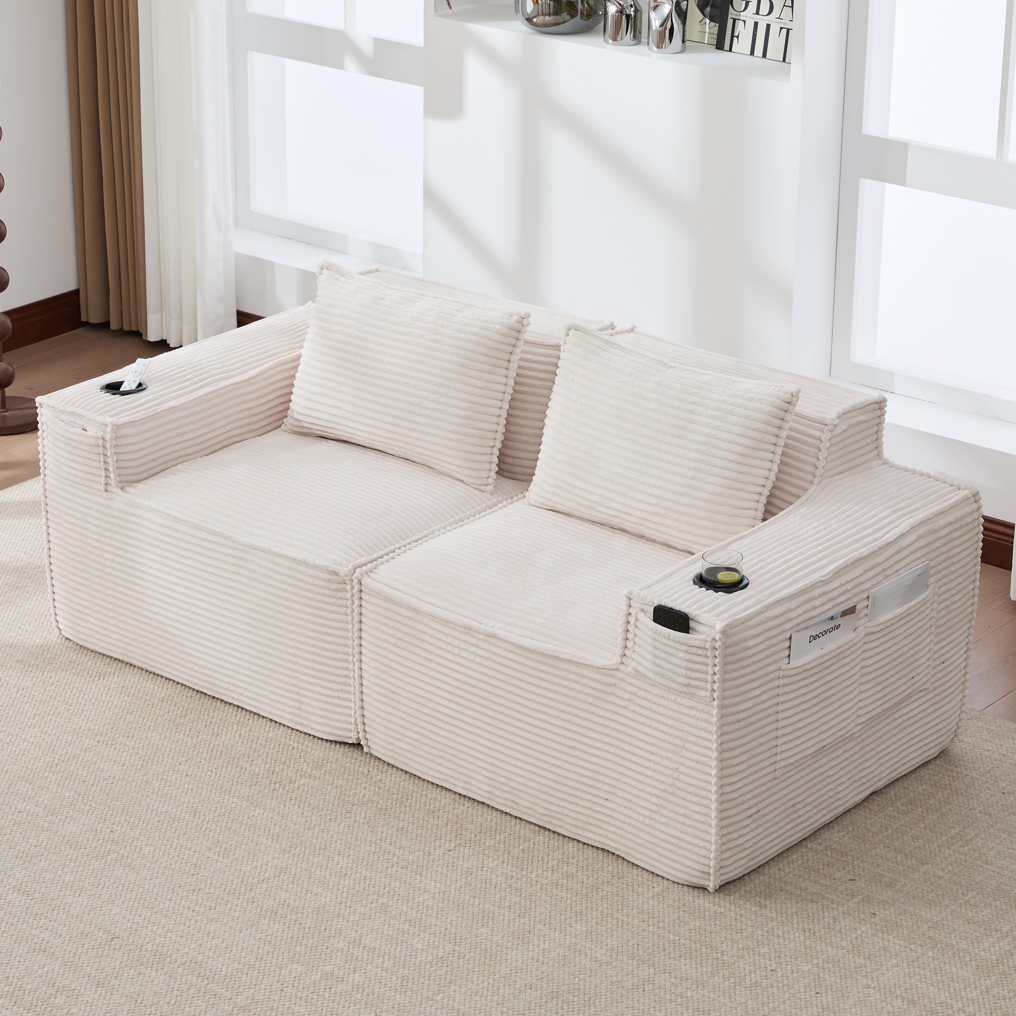 Canapé 2 places en tissu côtelé beige avec porte-gobelets, poches latérales et coussins lombaires, structure modulaire sans montage pour salon ou appartement