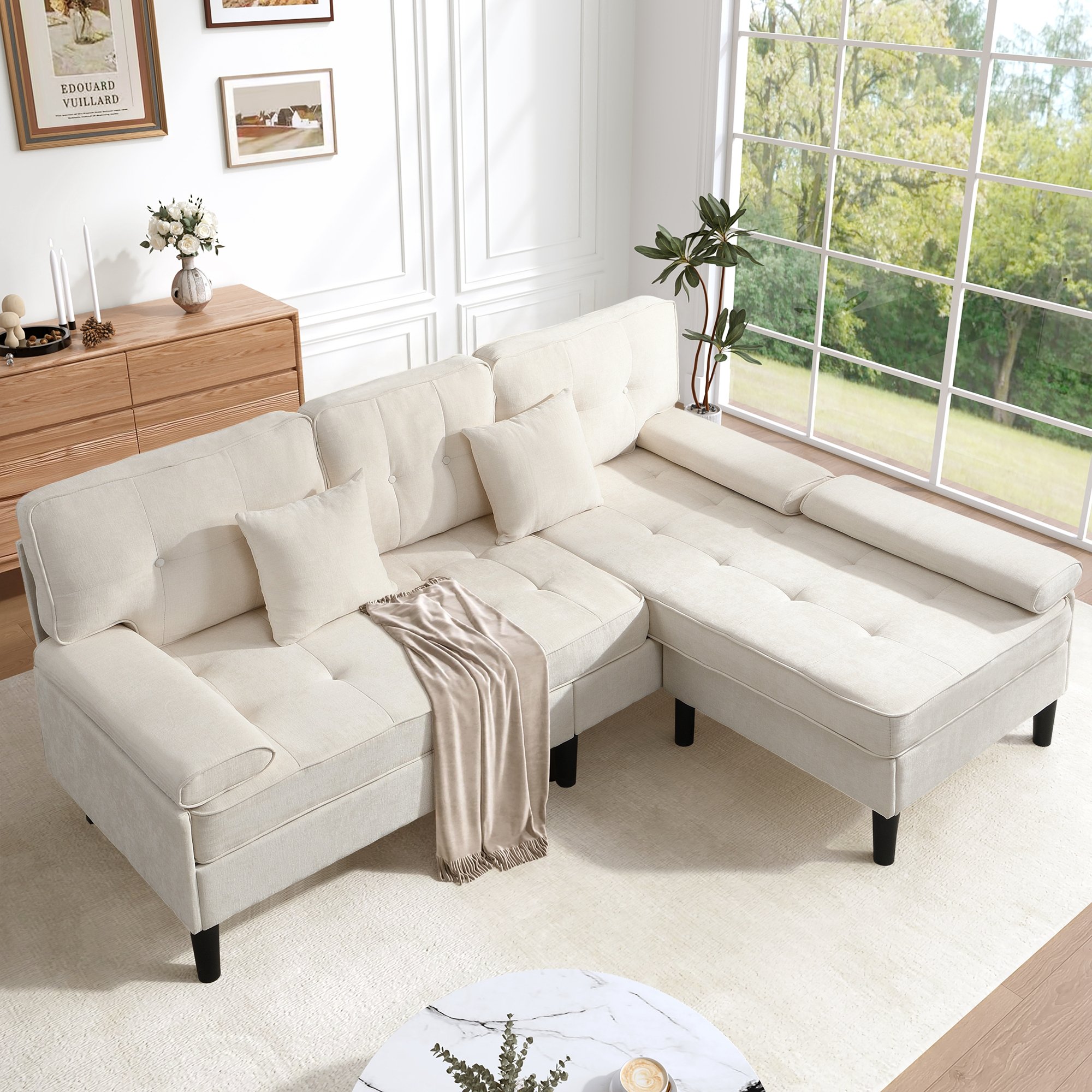 Canapé d'angle convertible 3 places en tissu chenille beige clair avec pouf mobile, structure bois massif et pieds plastiques renforcés pour salon ou studio