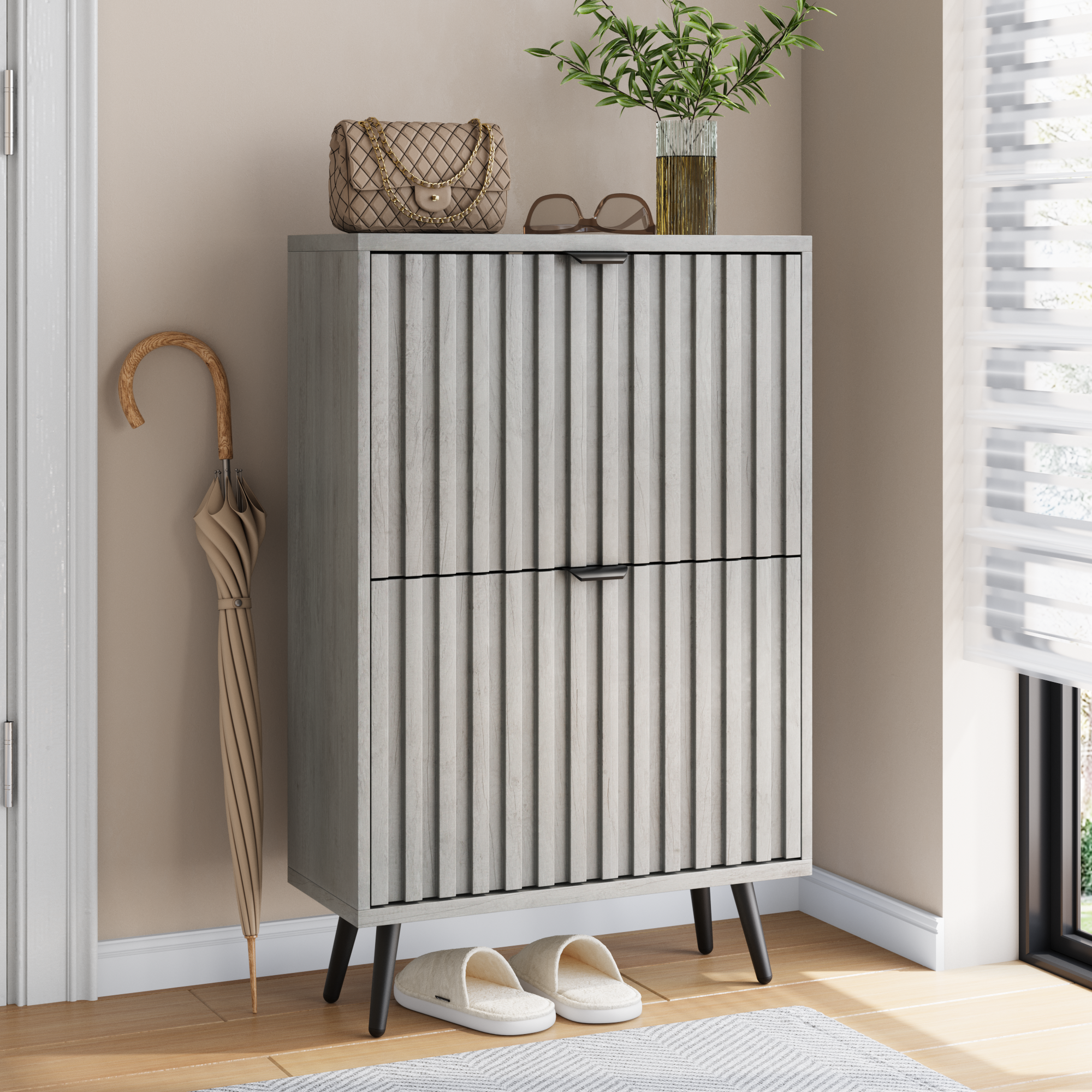 Meuble à chaussures gris 60x24x94 cm avec portes abattantes et panneaux rainurés Panneau composite de fibres de bois à densité pour entrée et couloir