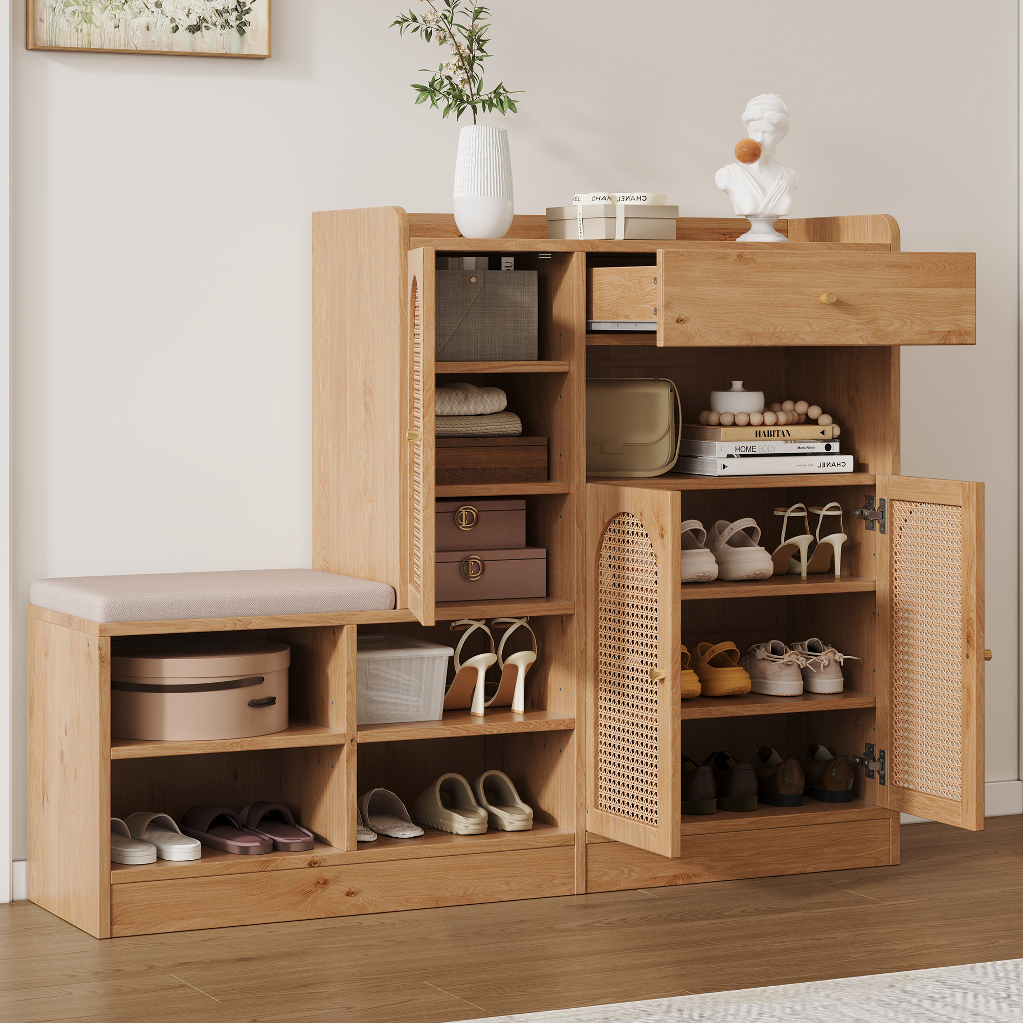 Meuble à chaussures en panneau de particules avec revêtement bois naturel, 3 portes en rotan perforé et structure sécurisée