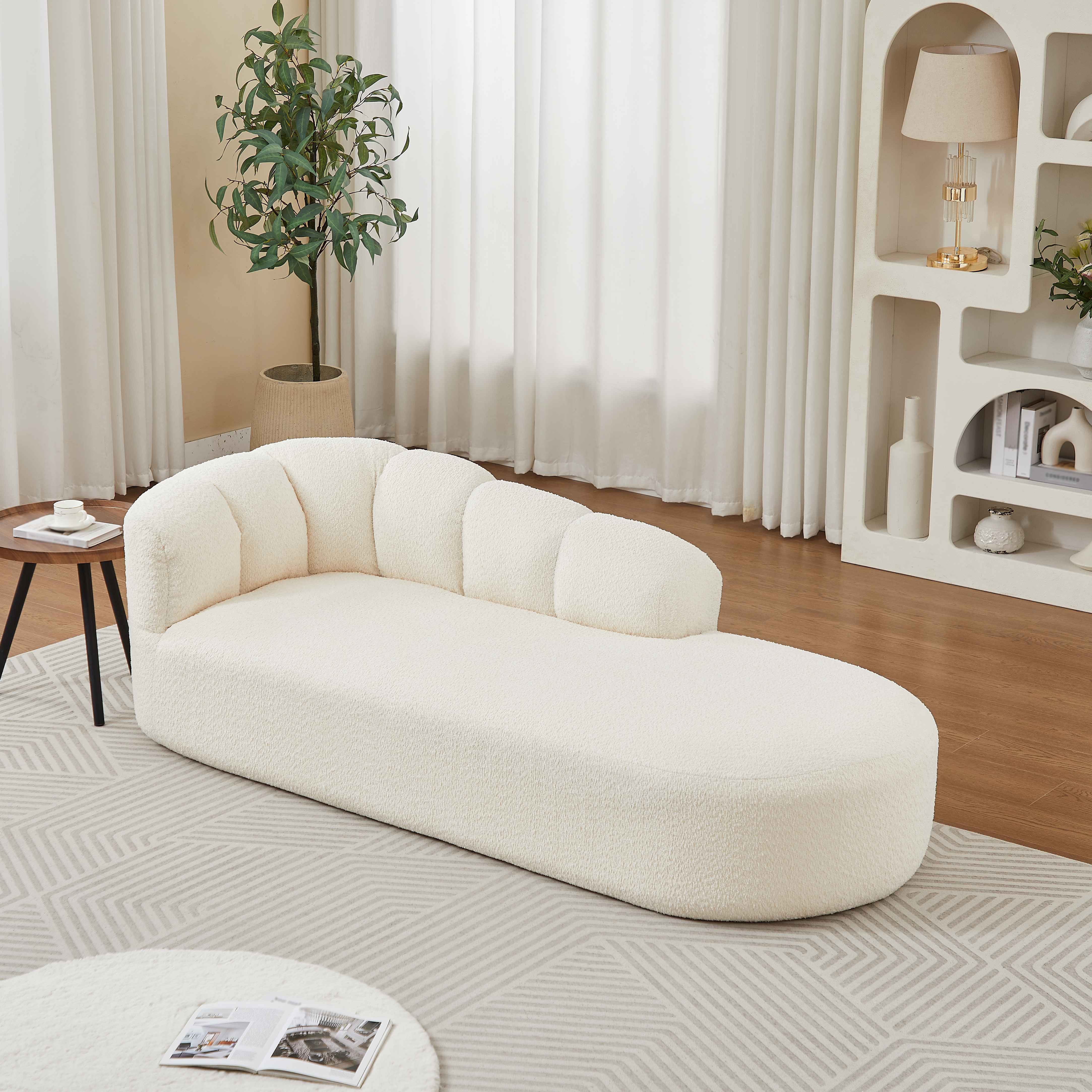 Chaise longue tissu chenille doux beige, structure courbe continue sans accoudoirs, coussin moelleux pour coin lecture ou entrée