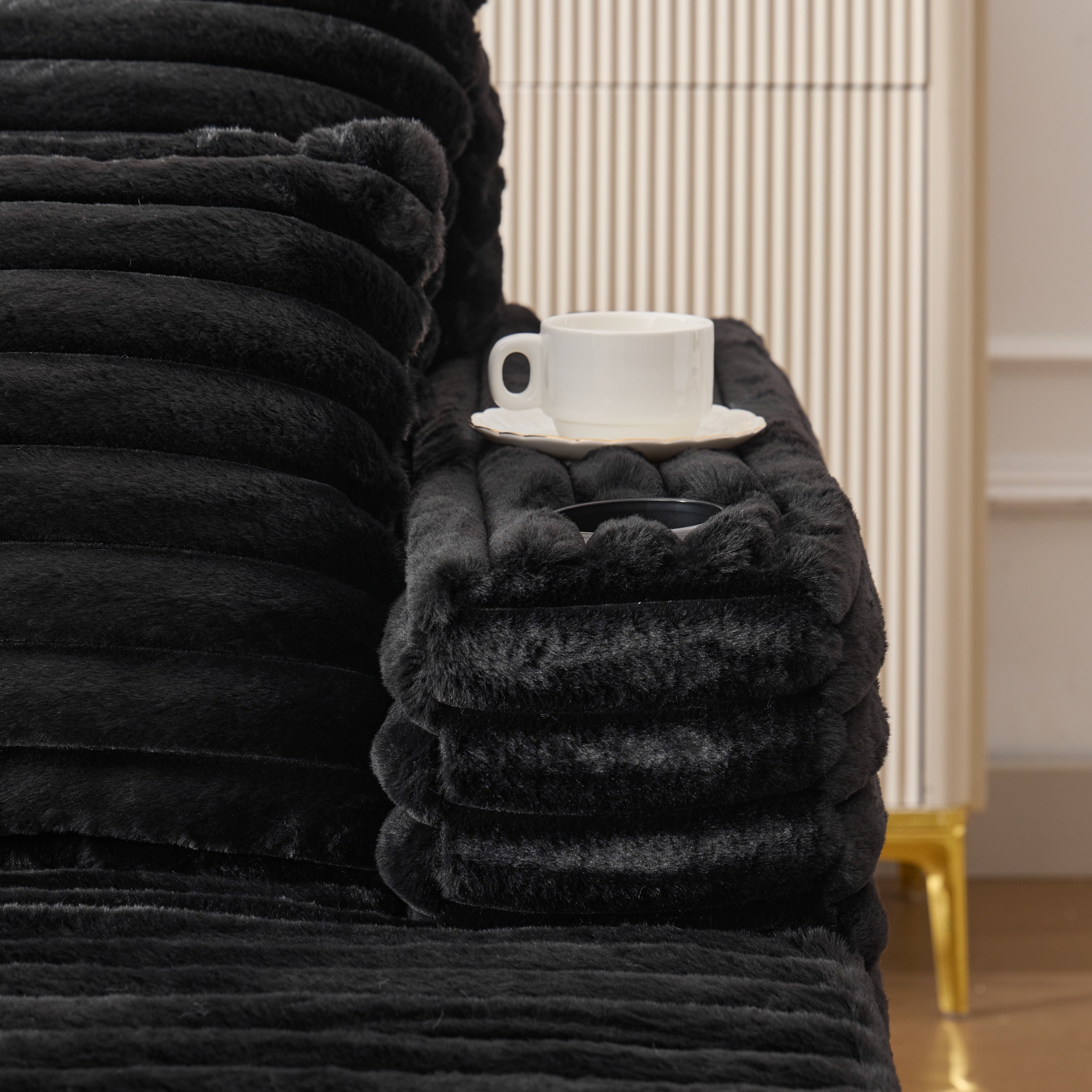 Une fausse fourrure douce et une assise moelleuse