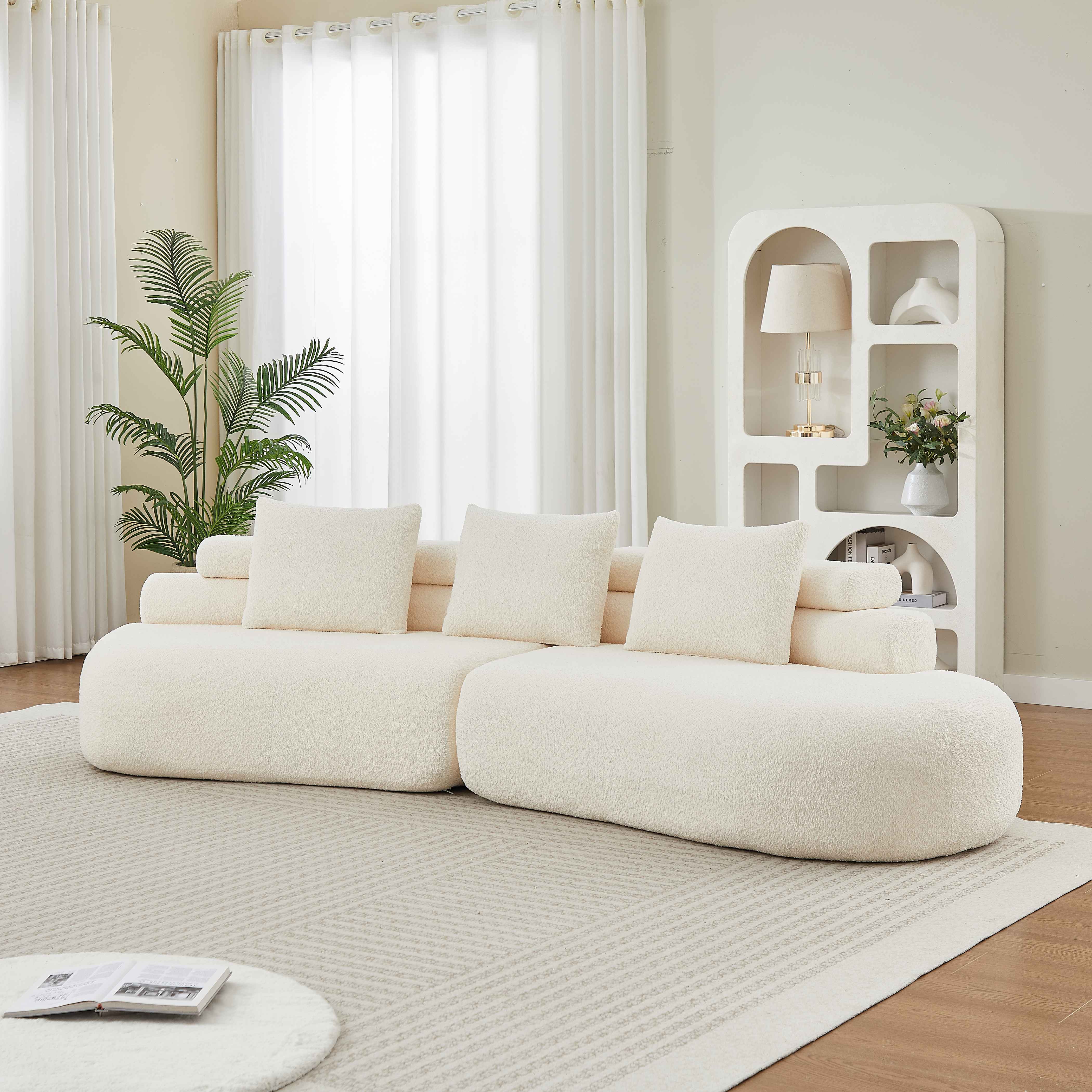 Canapé modulable 2 places en chenille beige avec dossier courbe sans accoudoirs et 3 coussins de soutien pour salon contemporain