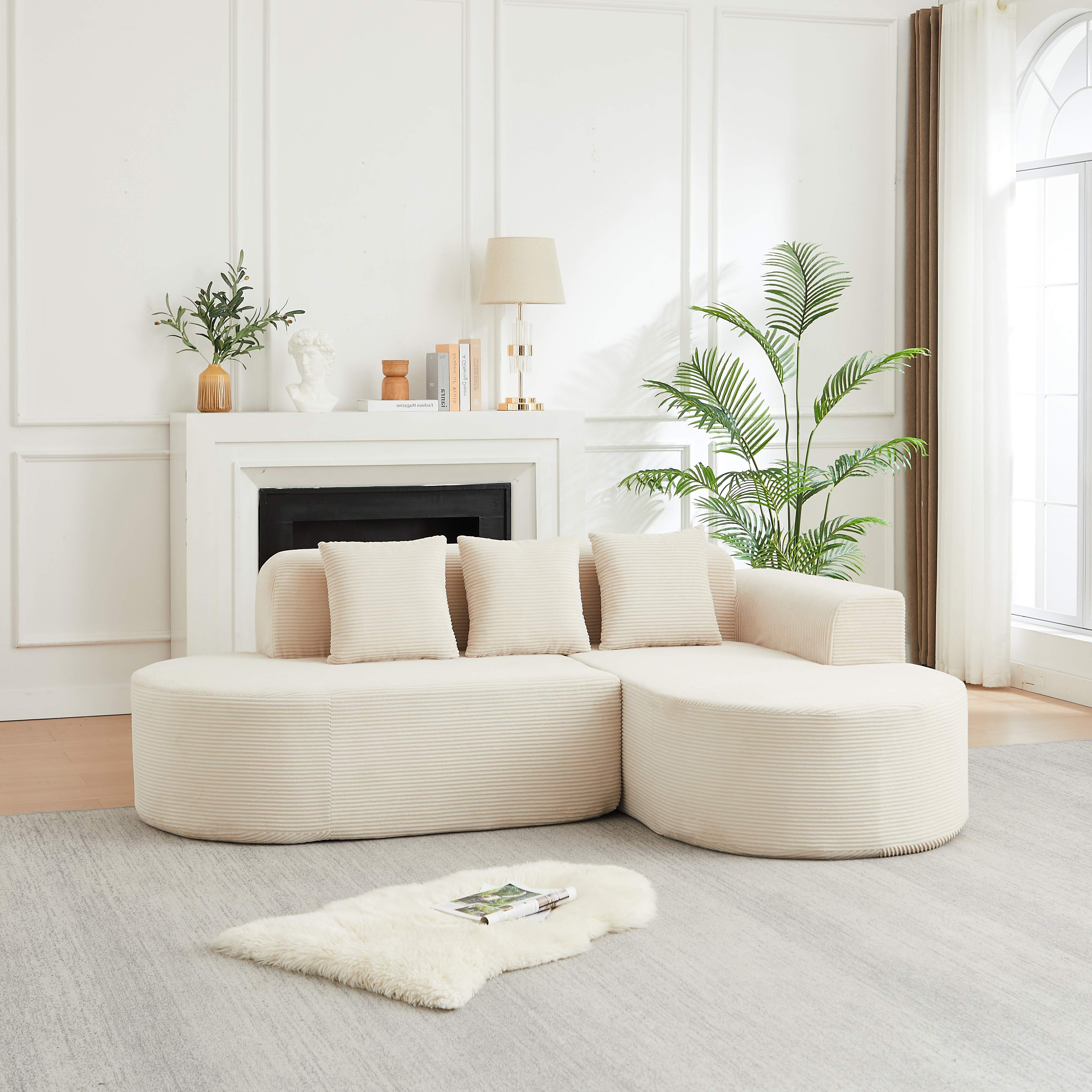 Canapé d'angle beige en velours côtelé avec accoudoirs courbes et 3 coussins, idéal salon, aucune installation nécessaire