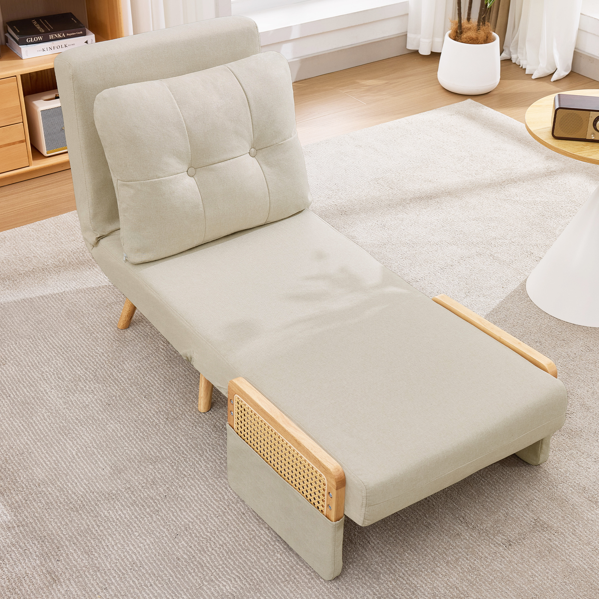 Fauteuil convertible en tissu aspect lin beige avec accoudoirs en rotin, pieds en bois massif et dossier réglable