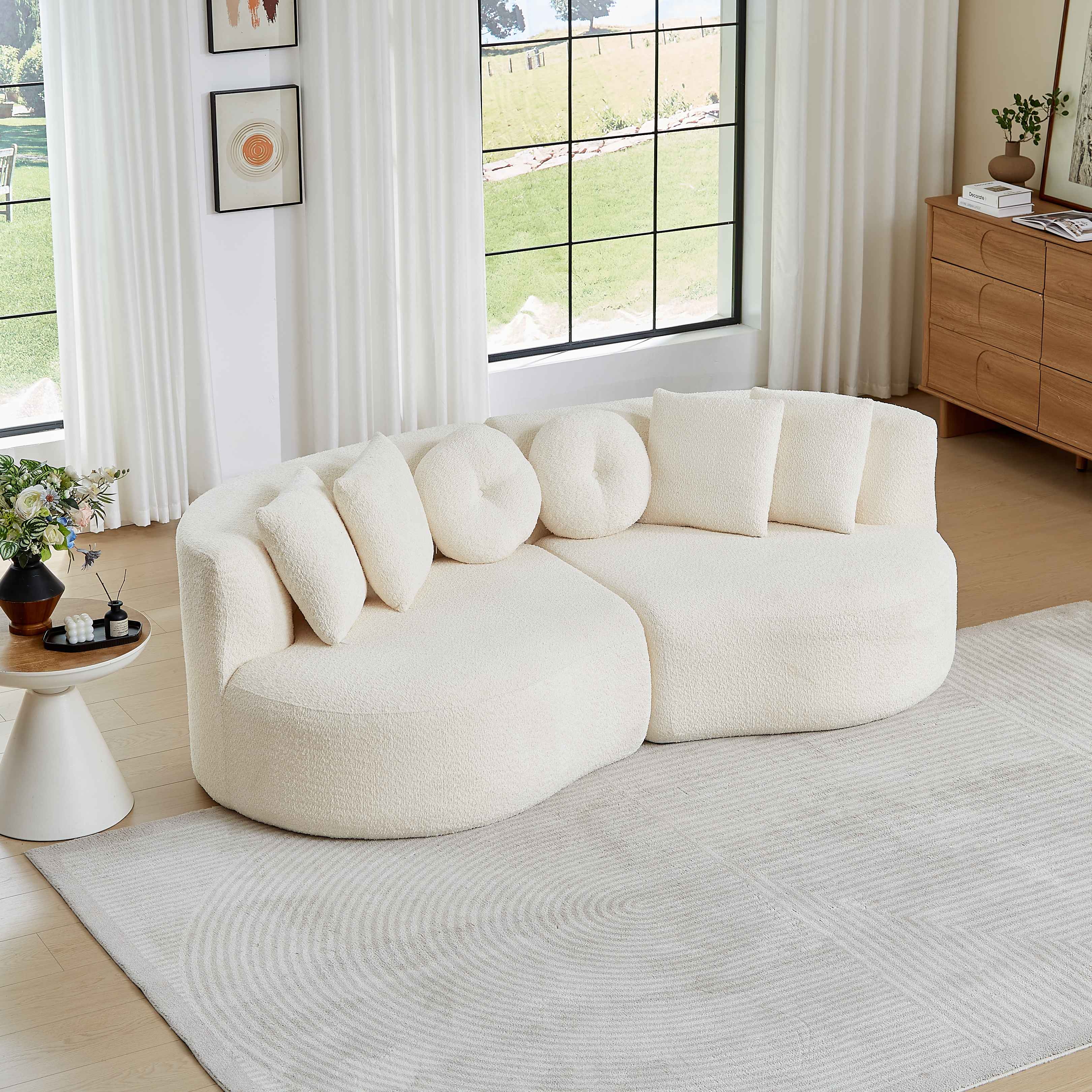 Canapé modulaire 2 places en tissu chenille beige avec dossier continu et 6 coussins de formes variées pour salon moderne