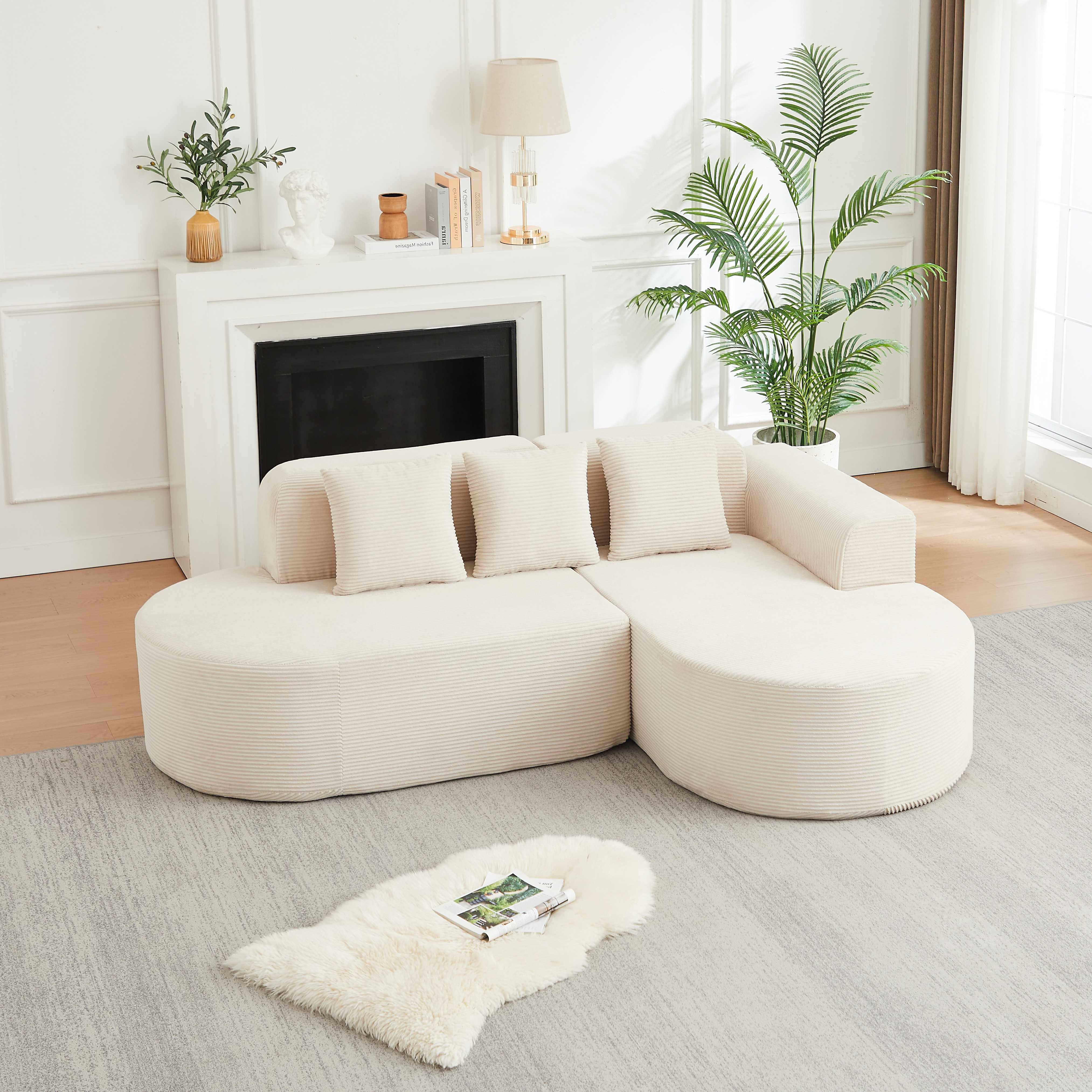 Canapé d'angle beige en velours côtelé avec accoudoirs courbes et 3 coussins, idéal salon, aucune installation nécessaire